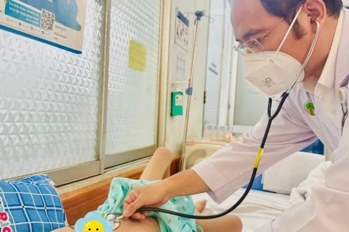 Sốt 2 ngày, bé trai 6 tuổi co giật, phù não phải mở sọ cấp cứu
