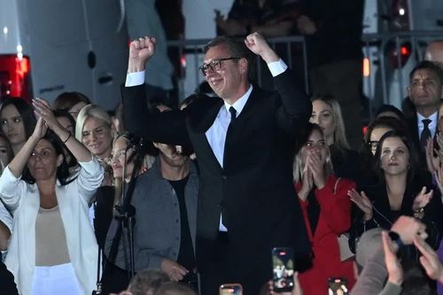 Tổng thống Serbia Aleksandar Vucic từ chức, ra tranh cử Thủ tướng