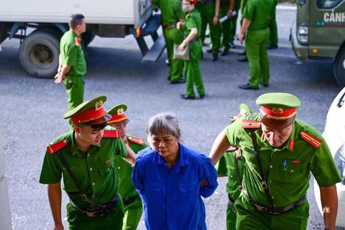 Cựu Viện trưởng Pháp y tâm thần cùng 64 người bị dẫn giải tới tòa