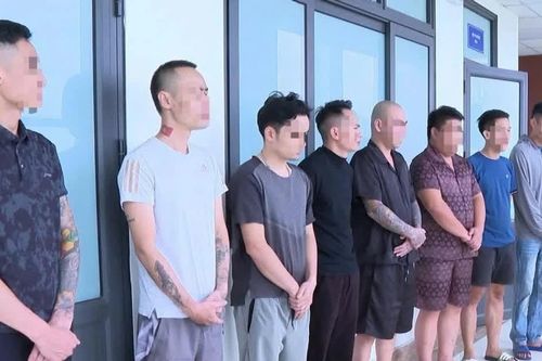 ​Dàn cảnh đánh xóc đĩa, bài lá để bán thiết bị gian lận, 8 thanh niên đất Cảng bị tạm giữ khẩn cấp