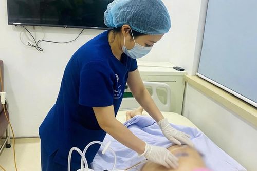 Nhập viện cấp cứu vì tiêm chất làm đầy từ nhiều năm trước
