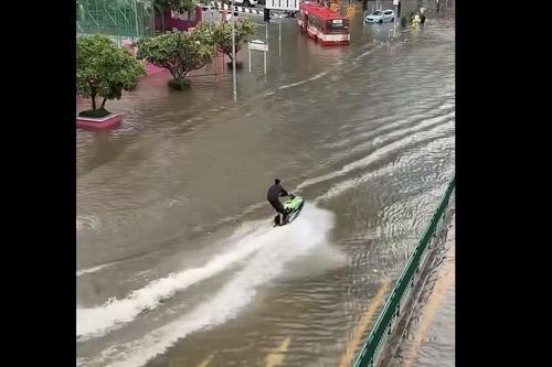 Cảnh sát bắt giữ người đàn ông lái mô tô nước trên đường phố Bangkok