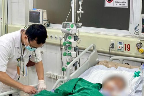 Người phụ nữ phải nhập viện thở máy do mảnh tre 3 cm nằm trong chân