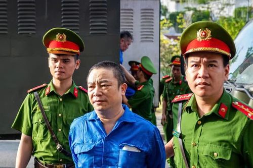 Cựu Viện trưởng 'biến tội phạm thành bệnh nhân tâm thần' bị dẫn giải đến tòa