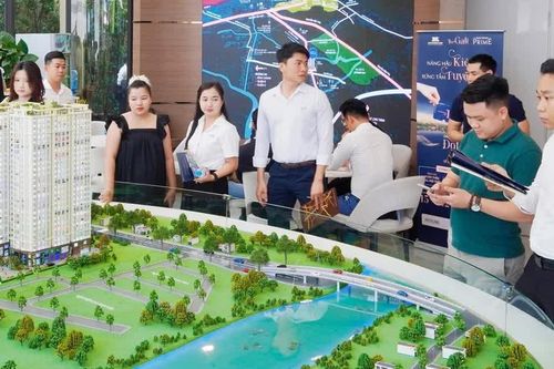 'Gồng' lãi vay cao, nhiều người phải 'cắt lỗ' nhà đất để giải quyết nợ