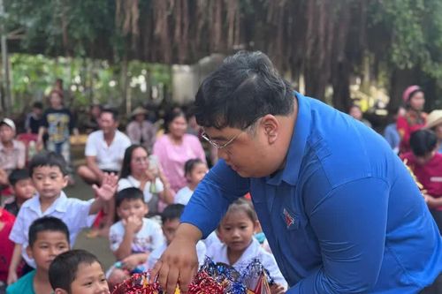 Thủ lĩnh Đoàn dành hai tháng lương mỗi mùa trăng cho trẻ em vùng khó