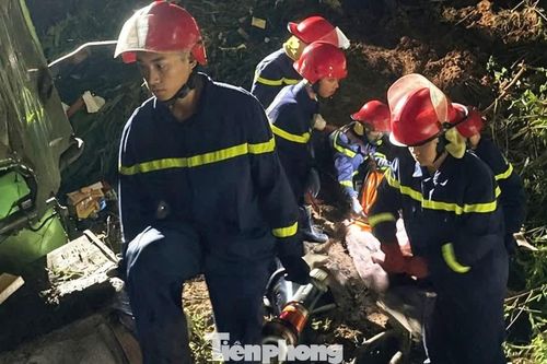 Xe đầu kéo tông hộ lan trên Quốc lộ 49 ở Huế, tài xế tử vong tại chỗ