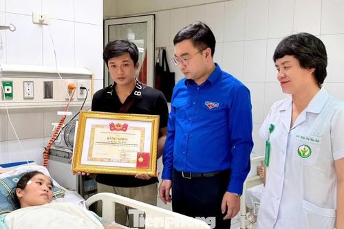 Trao huy hiệu Tuổi trẻ dũng cảm cho cô giáo mất một chân sau khi cứu bé 2 tuổi
