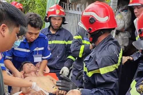 TPHCM: Sập gác nhà trong hẻm, 3 người mắc kẹt được giải cứu