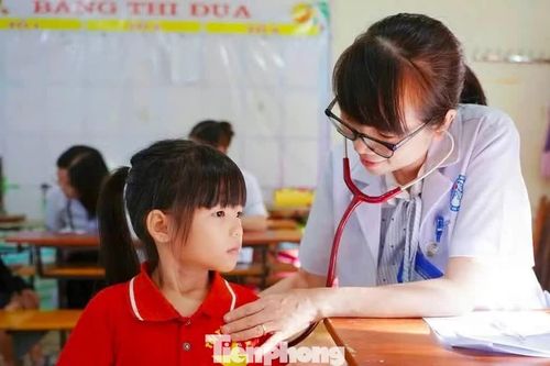 Đoàn viên, thầy thuốc trẻ chung tay chăm sóc sức khỏe học sinh xã biên giới