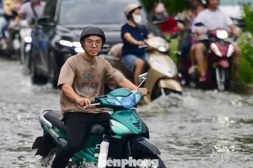 Nhiều tuyến đường ở TPHCM ngập sâu do triều cường