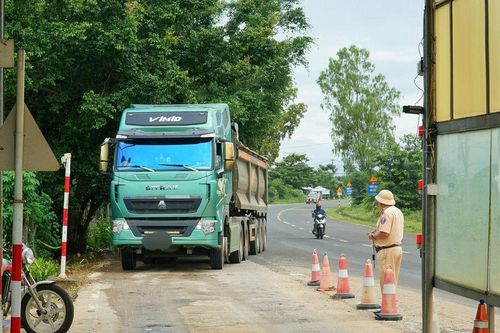 Siết kiểm tra xe chở khoáng sản rơi vãi xuống đường