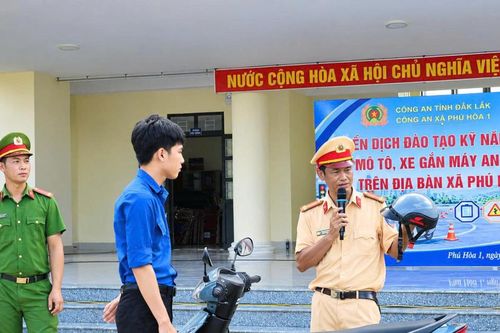 Hàng nghìn học sinh Đắk Lắk học lái xe an toàn