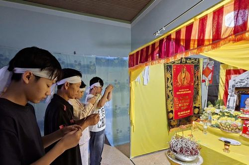 Vợ đột ngột qua đời sau tai nạn, người đàn ông cụt chân chật vật nuôi 3 con ăn học