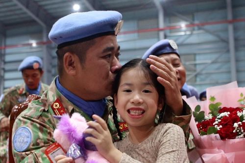 Chiến sĩ 'mũ nồi xanh' trở về từ Nam Sudan bật khóc khi gặp con gái