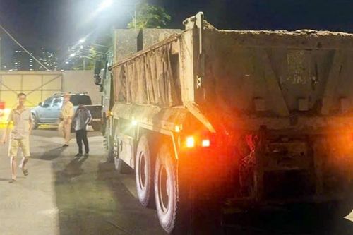 Để bùn đất che biển số ô tô ở Hà Nội, tài xế bị phạt 23 triệu đồng