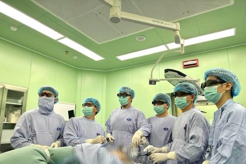 Từ vệt máu lạ, người phụ nữ bất ngờ phát hiện 2 bệnh ung thư