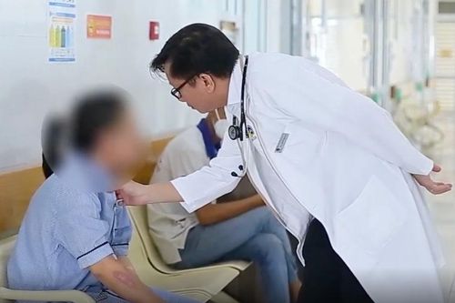 Người phụ nữ bị sét đánh giữa đường vắng, dây chuyền cháy xém trên cổ