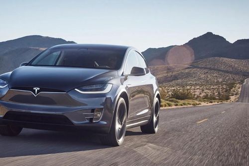 Chủ xe điện gốc Việt kiện hãng Tesla vì chiếc Model X tự tăng tốc vượt đèn đỏ