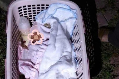 Bé gái sơ sinh bị bỏ rơi bên đường kèm thư xin lỗi của 'mẹ đơn thân'
