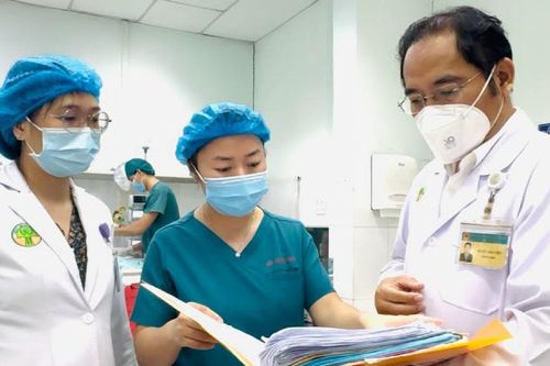 Bác sĩ mở sọ cứu não của bé trai 6 tuổi bị sốt 2 ngày