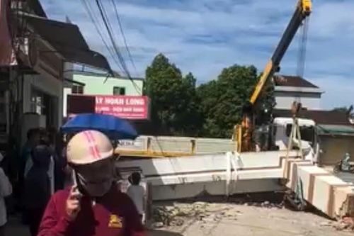 Xe cẩu làm sập cổng làng, bé trai lớp 3 đứt lìa cánh tay