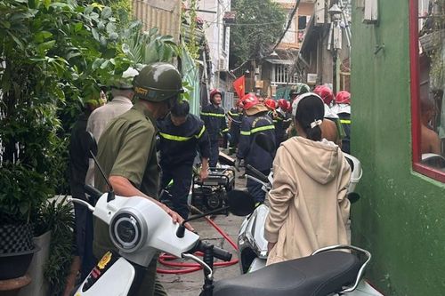 Sập gác gỗ trong hẻm ở TPHCM, hai người mắc kẹt