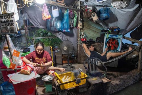 Đường thành sông, nhà thành điểm ngập trong ngày triều cường ở TPHCM