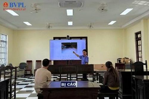 Kiểm sát viên trình chiếu chứng cứ làm rõ nguyên nhân tai nạn giao thông