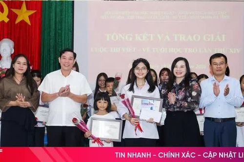 Nữ sinh chuyên Toán chinh phục 'sân chơi' văn chương