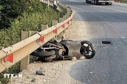 Quảng Trị: Xe máy va chạm xe ôtô, 3 người thương vong