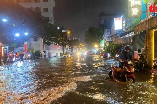TP Hồ Chí Minh đề phòng ngập do mưa dông và triều cường