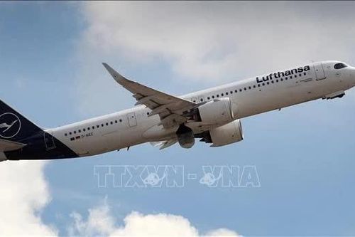 Pin sạc dự phòng bốc cháy, máy bay Lufthansa phải chuyển hướng