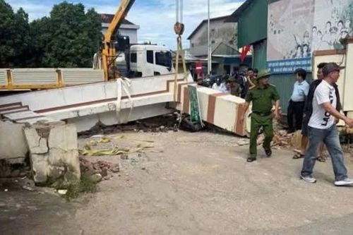 Sập cổng chào thôn ở Hà Tĩnh, đè bị thương hai mẹ con
