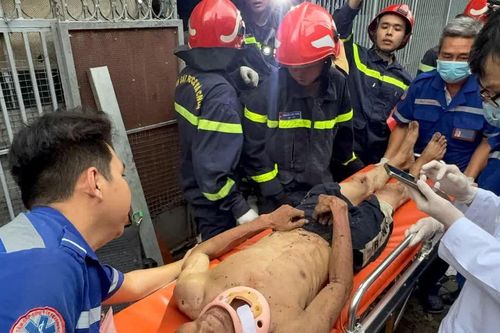Kịp thời giải cứu 3 người trong vụ sập nhà dân tại phường Phú Nhuận