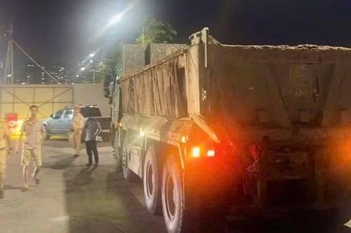Bùn đất che biển số, tài xế xe tải nhận phạt 23 triệu đồng