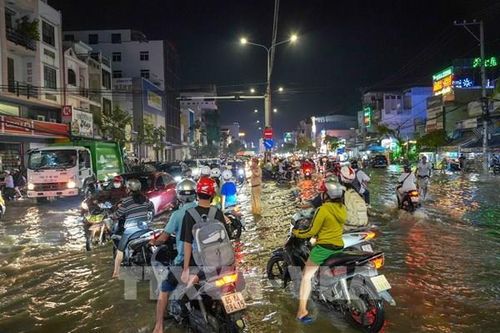 Triều cường vượt báo động III, Cần Thơ ngập nhiều tuyến đường