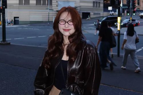 Hòa Minzy sang Úc