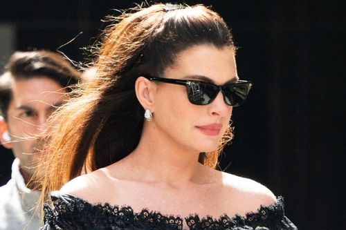 Anne Hathaway nâng tầng phong cách với chiếc túi xa xỉ hiếm có