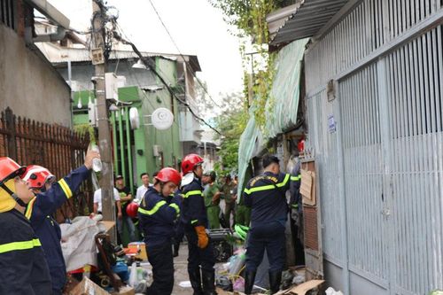 Sập gác nhà trong hẻm, 3 người thoát chết