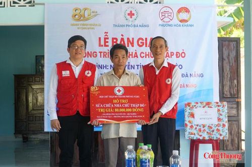 Đà Nẵng: Tặng nhà cho hộ nghèo trước mùa mưa bão