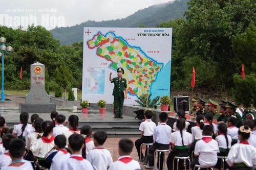 Học yêu nước bên cột mốc chủ quyền