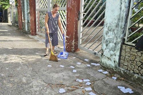 Tờ rơi cho vay tiền len lỏi vào khu dân cư