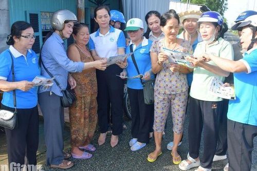 100% hộ gia đình ở Vĩnh Thuận cam kết không xả rác xuống kênh rạch