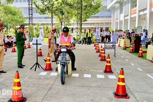 900 học sinh được tuyên truyền về an toàn giao thông và phòng, chống bạo lực học đường