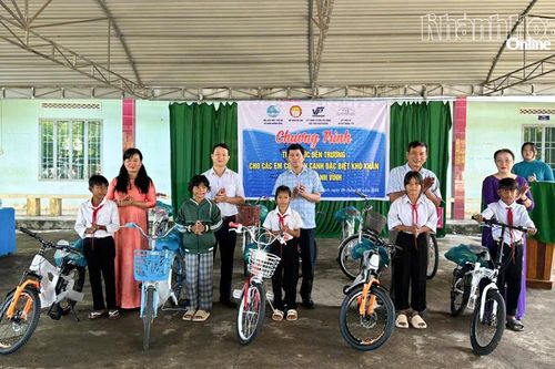Tặng xe đạp và quà cho học sinh ở xã Nam Khánh Vĩnh