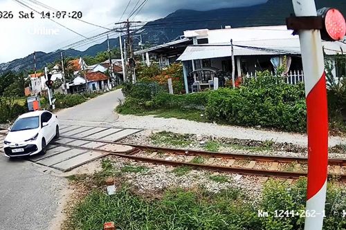 Xử phạt hành chính tài xế điều khiển ô tô vượt đường ngang khi đèn đỏ