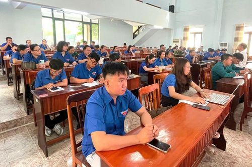 Bồi dưỡng lý luận chính trị cho hơn 60 cán bộ đoàn cơ sở khu vực Cam Ranh