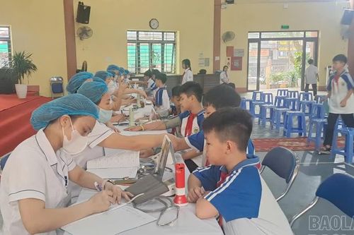 Hơn 1.000 học sinh được khám, sàng lọc sức khỏe