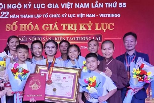 Nữ sinh lớp 9 Lâm Đồng được vinh danh tại Hội ngộ Kỷ lục gia Việt Nam lần thứ 55